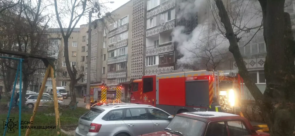 Через пожежу сміття в багатоповерхівці рятувальники евакуювали людей 1