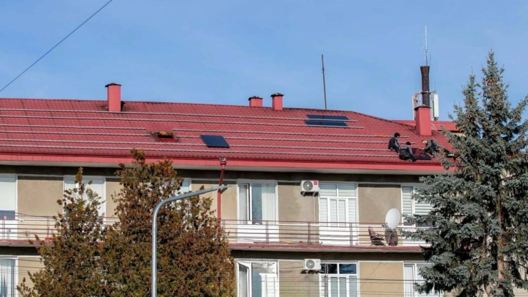 У Надвірнянській ЦРЛ встановлюють сонячні електростанції