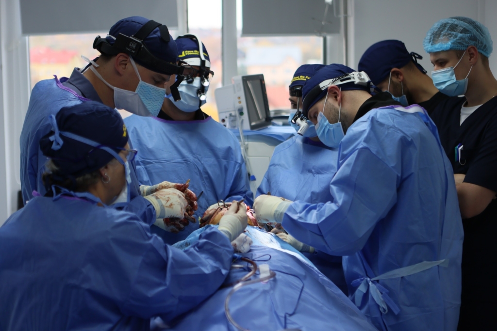 «Операція тривала понад шість годин», – отоларинголог з Франківська про участь в місії «Face the Future Foundation» 1