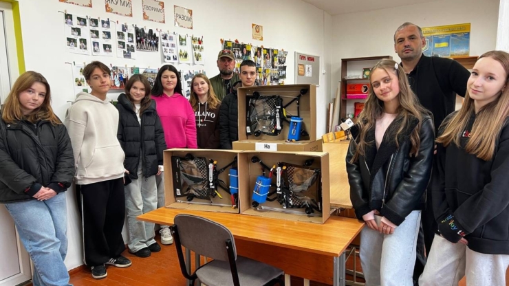 Школярі з Лисця передали військовим дрони, батареї та зарядний пристрій