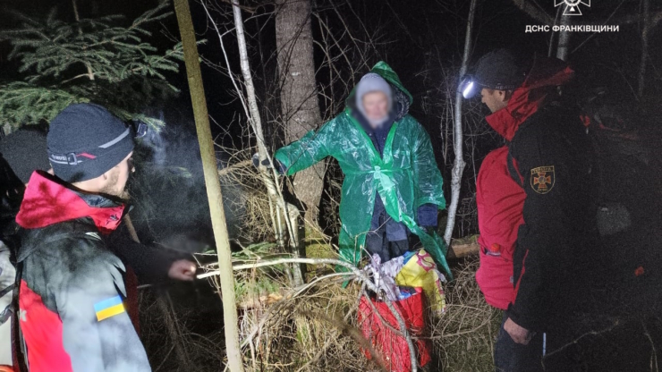 Прикарпатські рятувальники шість годин шукали пенсіонерку, яка заблукала в лісі