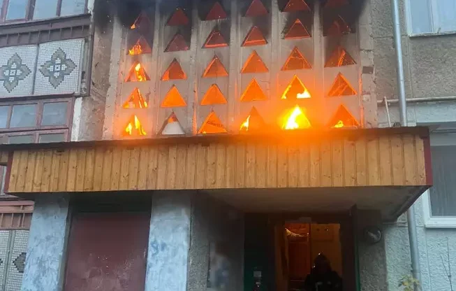 Через пожежу сміття в багатоповерхівці рятувальники евакуювали людей