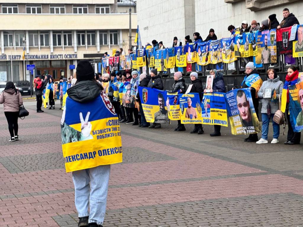 У Франківську розгорнули 170-метровий стяг із портретами полонених та зниклих безвісти військових 2