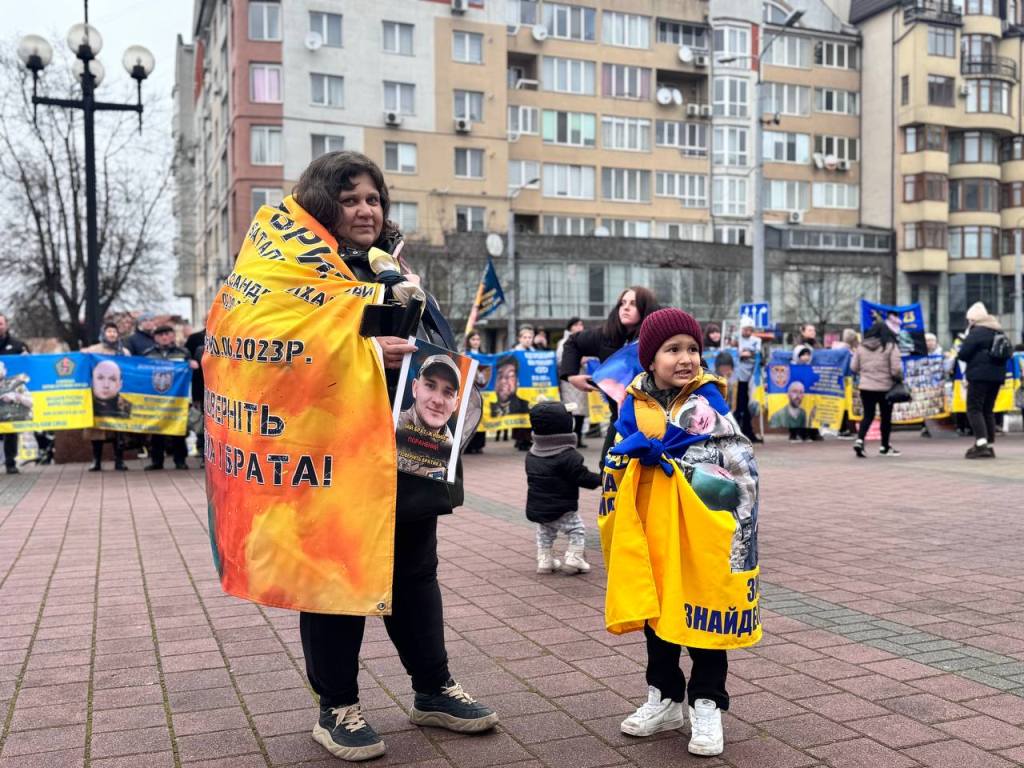 У Франківську розгорнули 170-метровий стяг із портретами полонених та зниклих безвісти військових 1