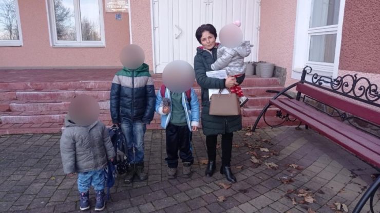 У 27-річної прикарпатки вилучили чотирьох дітей