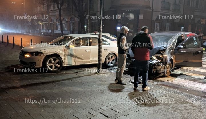 У центрі Франківська в ДТП травмувалася неповнолітня пасажирка легковика