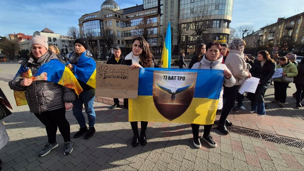 Рідні бійців 102-ї бригади знову вийшли на акцію: вимагають вивести військових із критичних позицій на Запорізькому напрямку 3