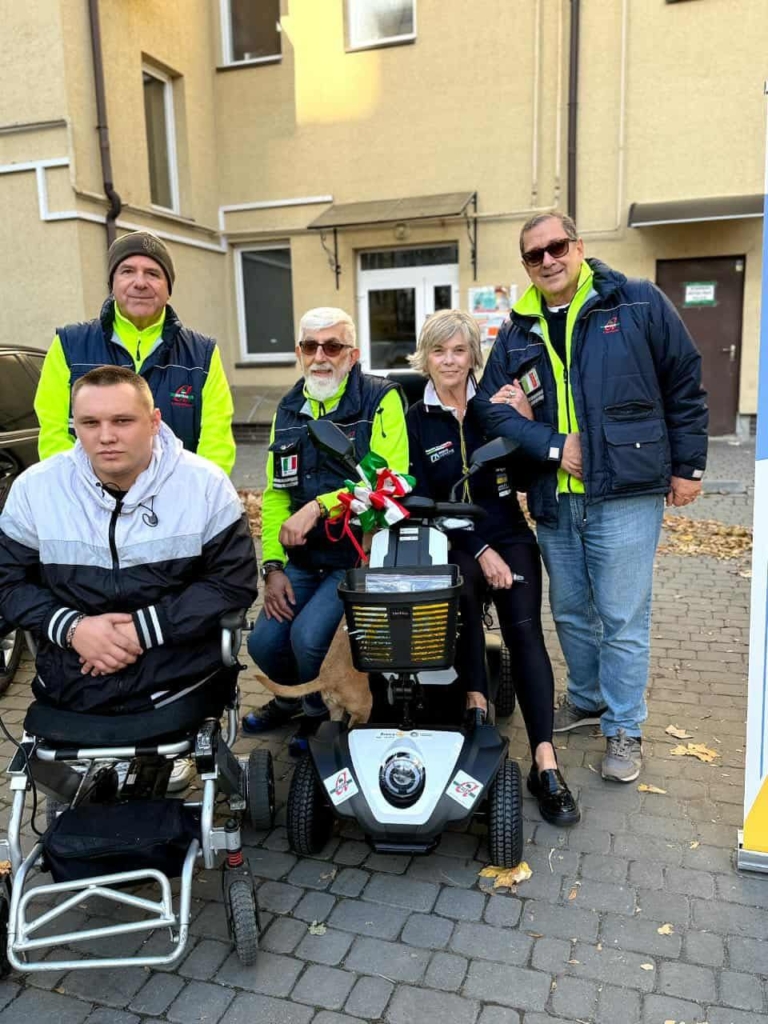 Італійські благодійники передали два крісла колісних для прикарпатських ветеранів 1