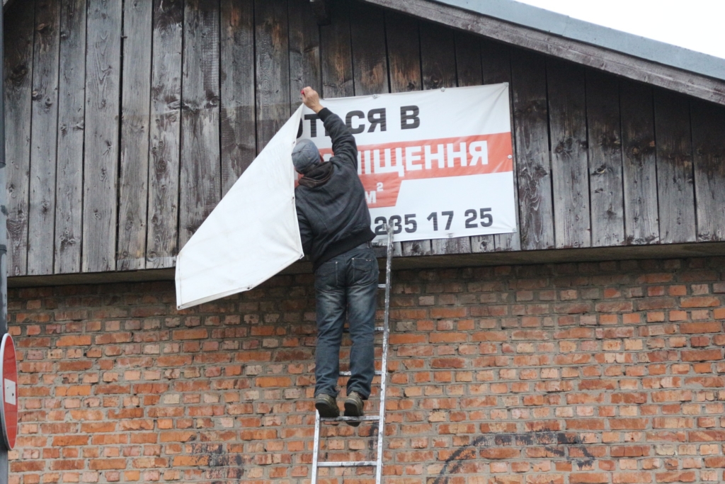 У Коломиї продовжують демонтувати незаконну рекламу 1