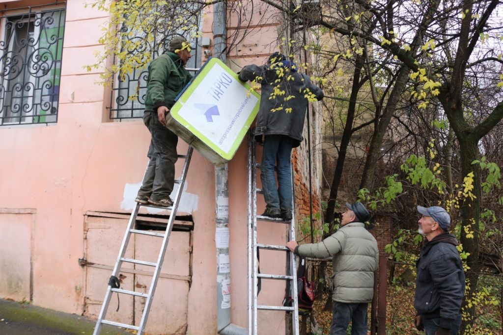У Коломиї продовжують демонтувати незаконну рекламу 4