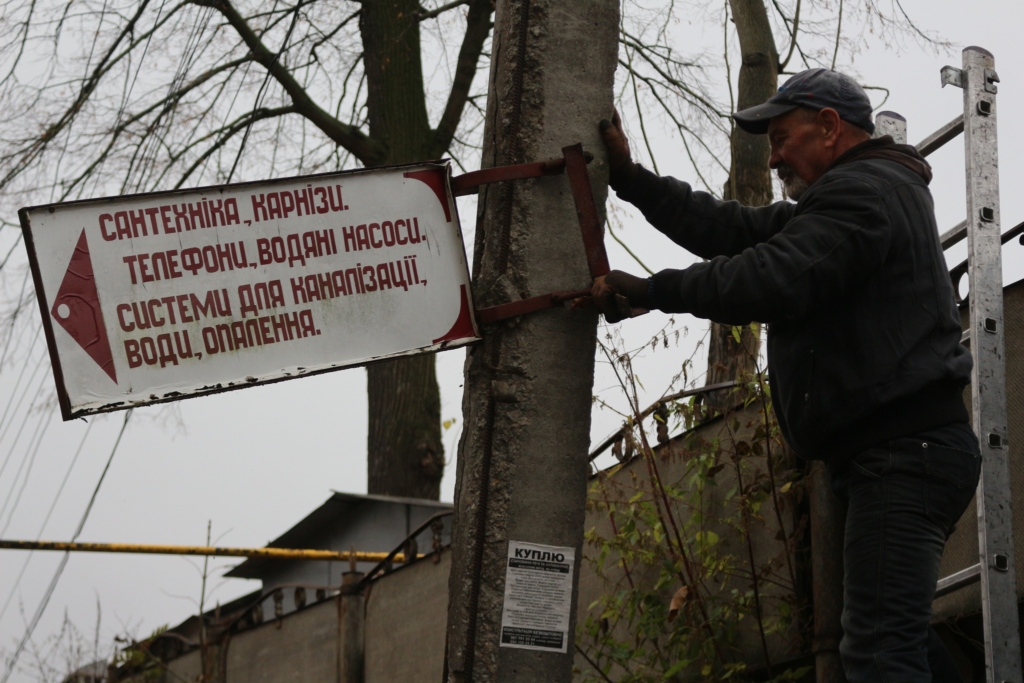 У Коломиї продовжують демонтувати незаконну рекламу 3