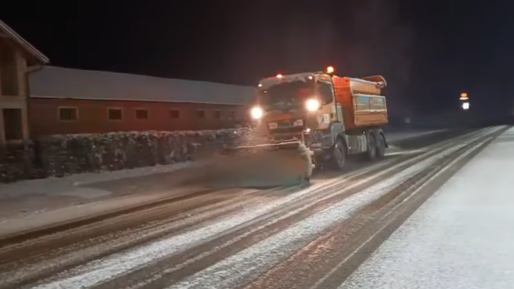 На Прикарпатті 44 машини чистили траси від снігу та ожеледиці