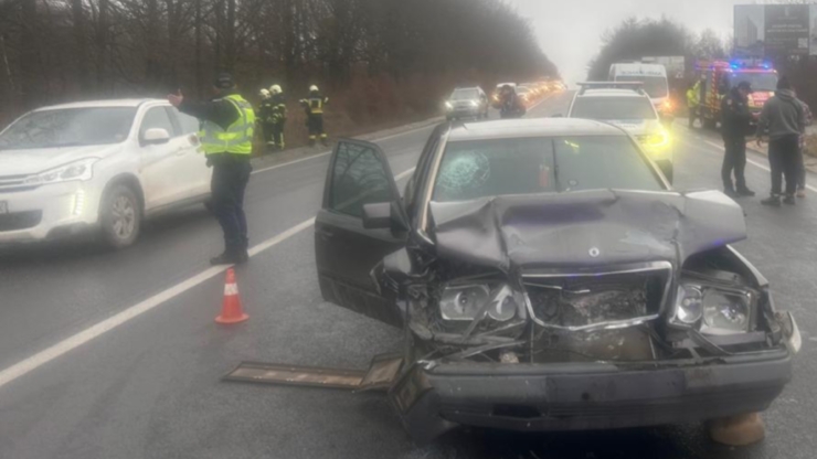 У Павлівці водій Mercedes врізався в Tesla — є постраждала