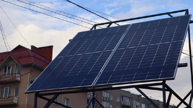 У Коломиї на кількох світлофорах встановили автономне живлення