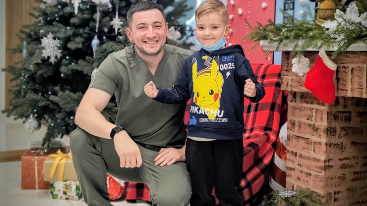 Нирка від тата, печінка від мами: 7-річному прикарпатцю провели першу в Україні подвійну родинну трансплантацію