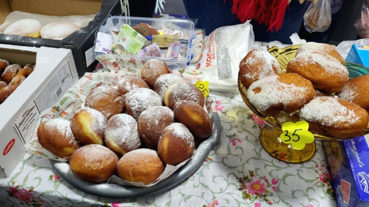 Бурштинські ліцеїсти зібрали на ярмарку понад 100 тис. грн для ЗСУ