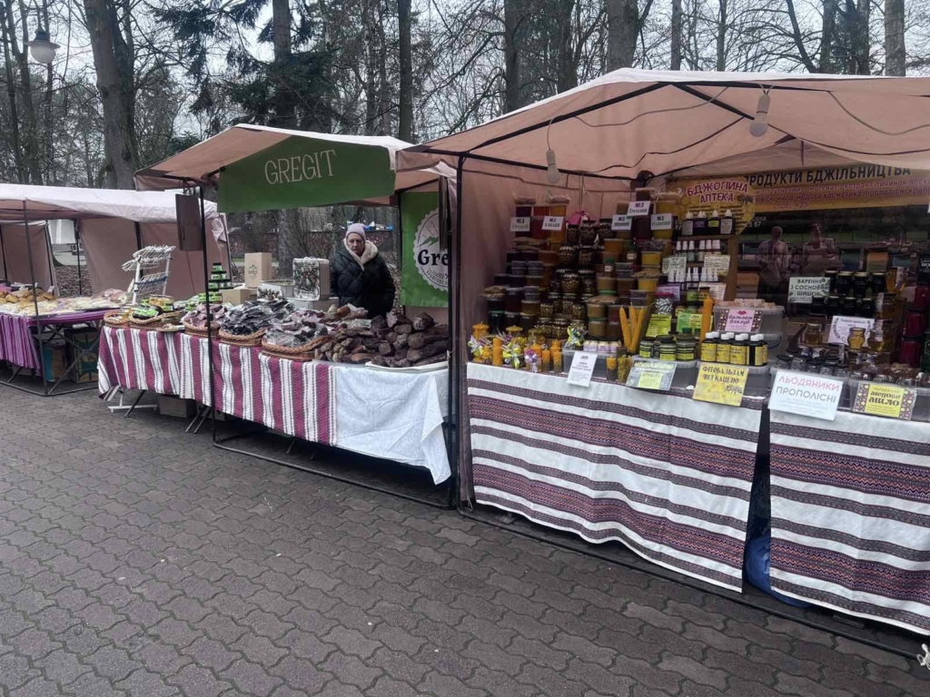 До різдвяного столу: у міському парку Франківська розпочався триденний ярмарок 1