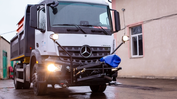 Франківські комунальники отримали спецавтомобіль Mercedes