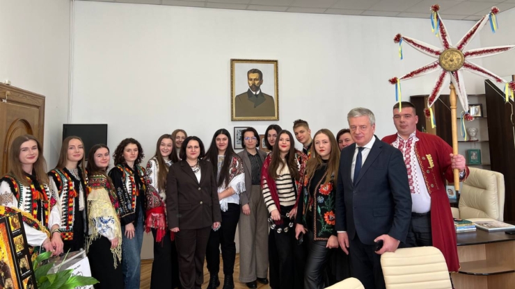 Студенти КНУВС наколядували майже 37 тис. грн для ЗСУ