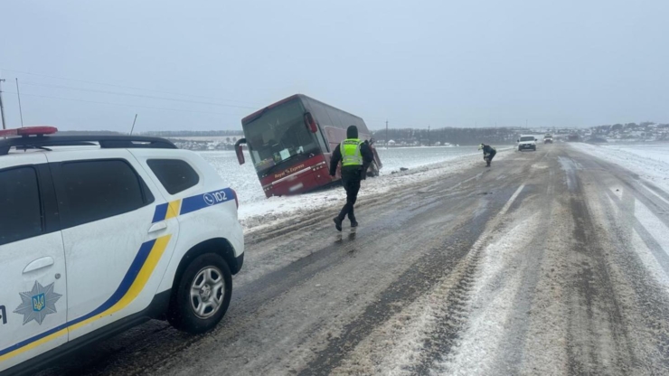 На Коломийщині автобус злетів у кювет