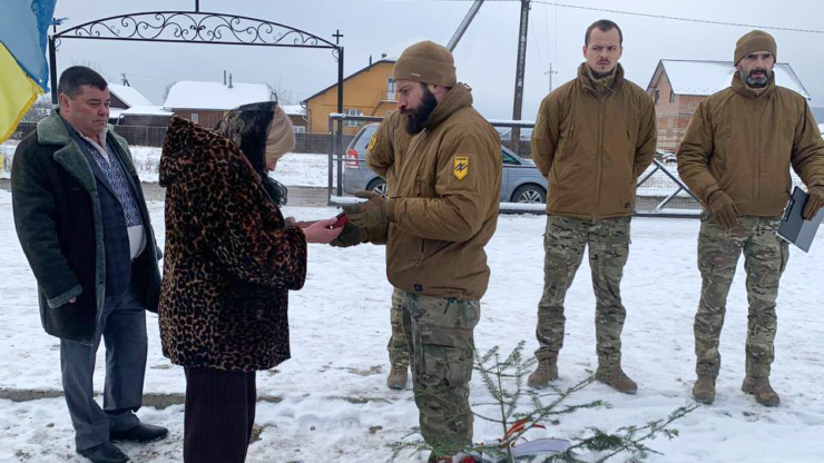 У Старому Лисці азовці вручили орден «За мужність» рідним загиблого побратима