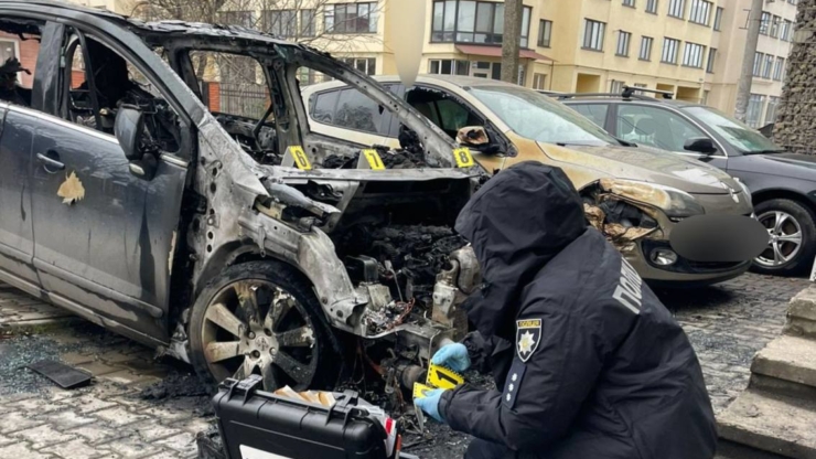 У Микитинцях згорів автомобіль: поліцейські з'ясовують причину