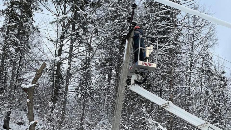 На Прикарпатті 26 підрядних бригад ліквідовували наслідки негоди