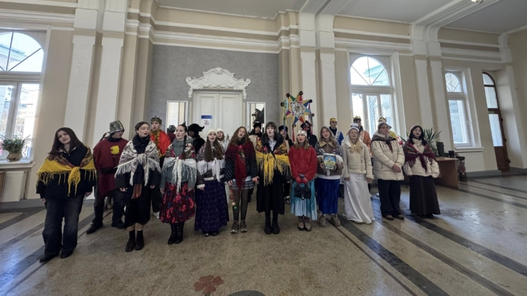 Учні надвірнянського ліцею наколядували майже 8 тис. грн для ЗСУ