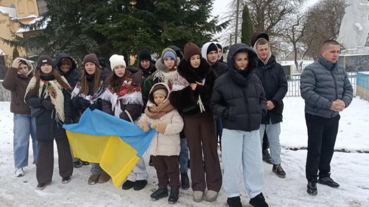 Молодь з Отинійщини наколядувала понад 800 тис. грн для ЗСУ