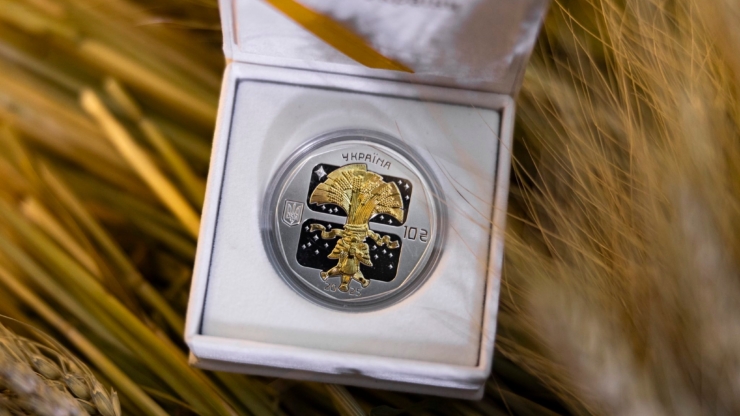 НБУ презентував пам'ятну монету «Дух Різдва» зі срібла та діамантом