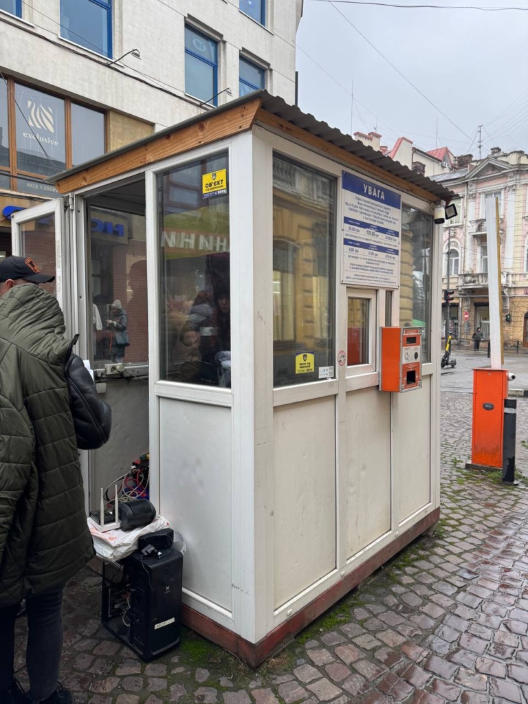 Правоохоронці прийшли з обшуком на парковку у центрі Франківська 1