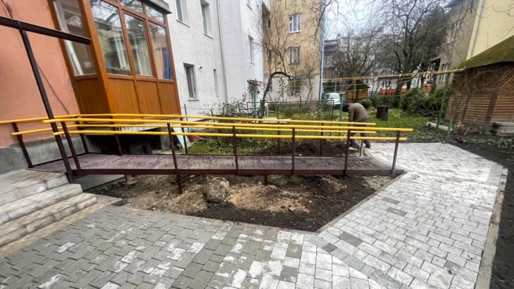 У Франківську після скандалу таки встановили пандус на вулиці Івана Мирона