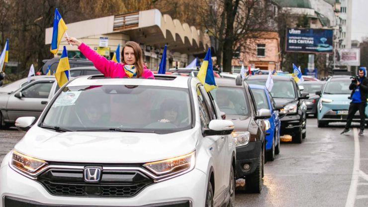 У Франківську дружини військових проїхали автопробігом вдячності ЗСУ і зібрали допомогу 10 бригаді