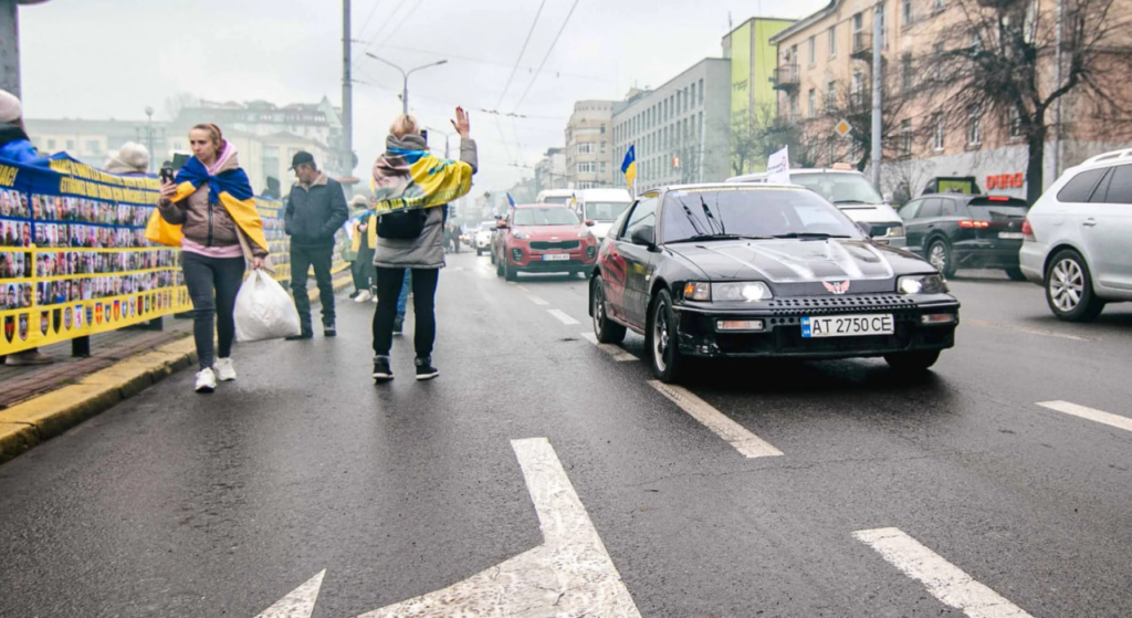 У Франківську дружини військових проїхали автопробігом вдячності ЗСУ і зібрали допомогу 10 бригаді 5