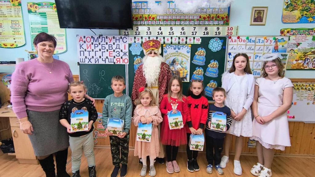 Компанія «Акріс Агро» (група AST) привітала дітей Івано-Франківщини та Тернопільщини зі Святим Миколаєм 1