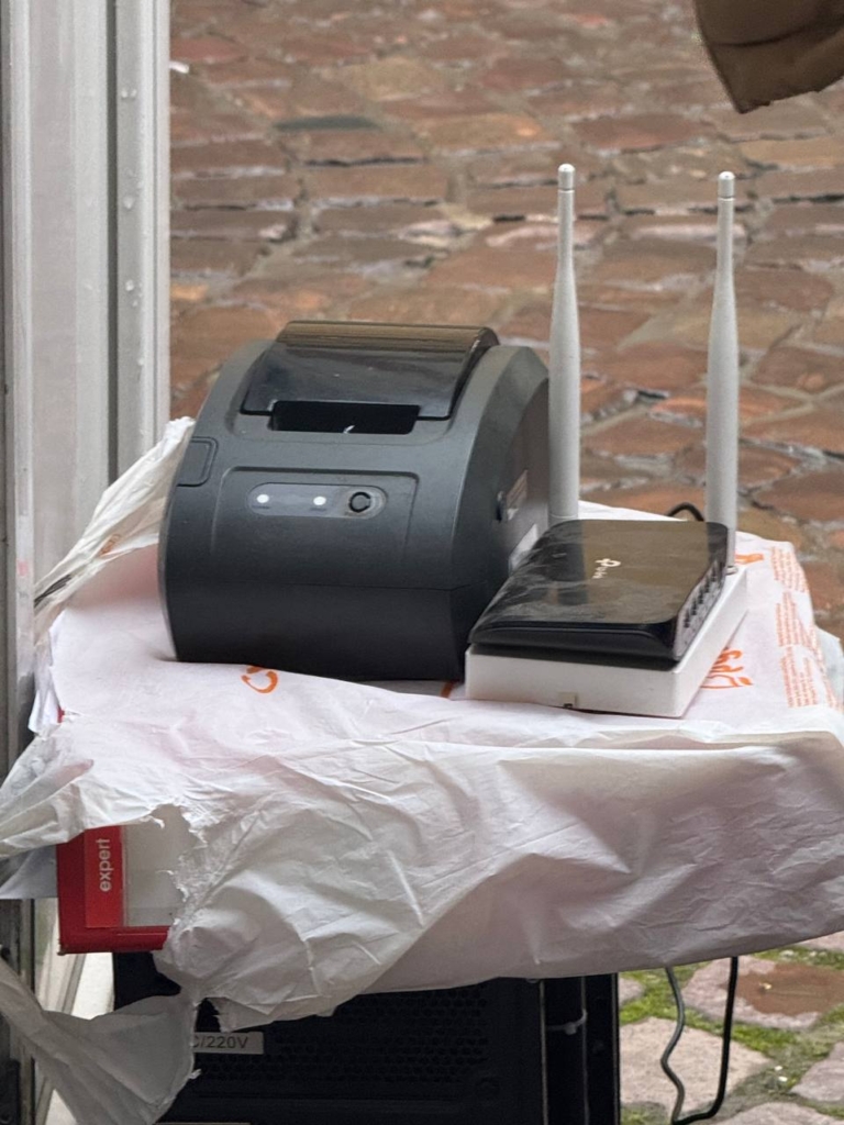 Правоохоронці прийшли з обшуком на парковку у центрі Франківська 2