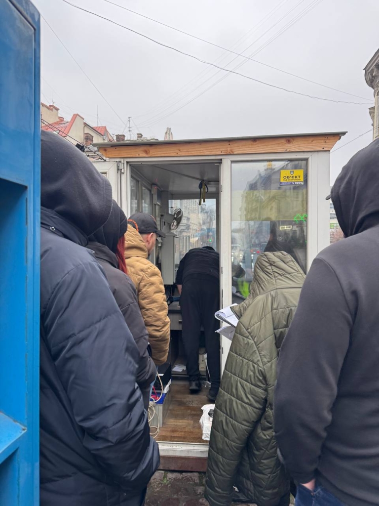 Правоохоронці прийшли з обшуком на парковку у центрі Франківська 3