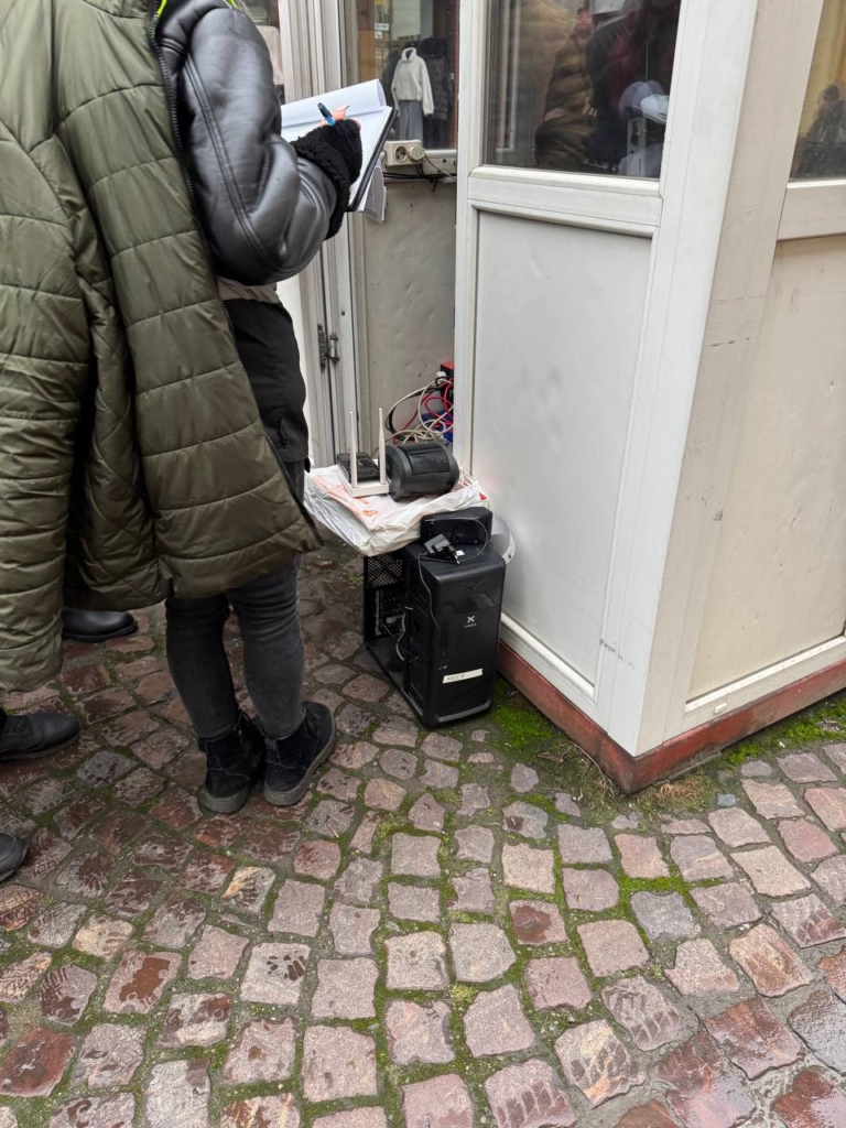 Правоохоронці прийшли з обшуком на парковку у центрі Франківська 4