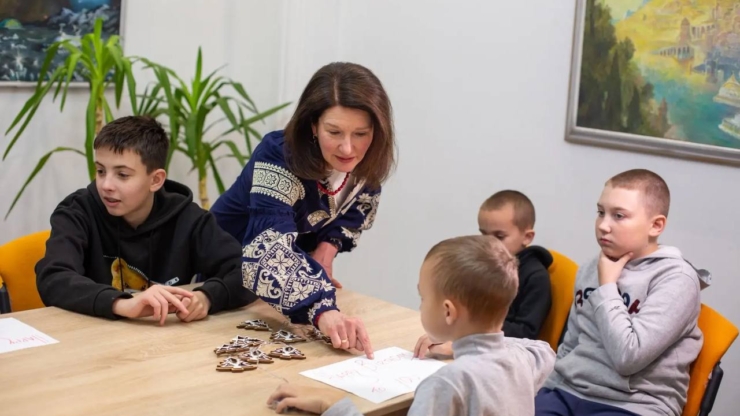 Волонтерка з Нової Зеландії навчає англійської дітей франківських захисників