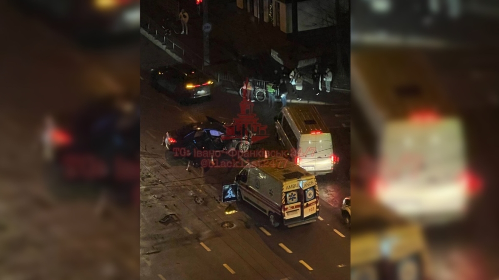 У Франківську водій Mercedes вчинив ДТП, в якому постраждали четверо людей - і втік 1