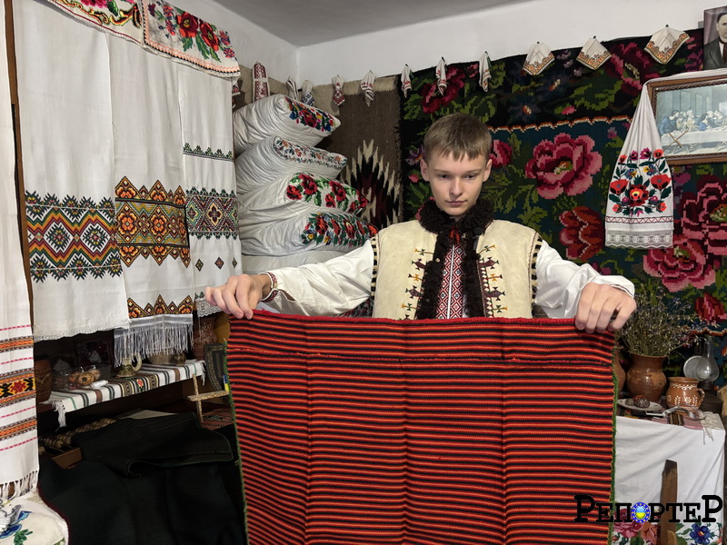 На Франківщині підліток заснував родинний музей і керує ансамблем "Жуківські бабусі" 1