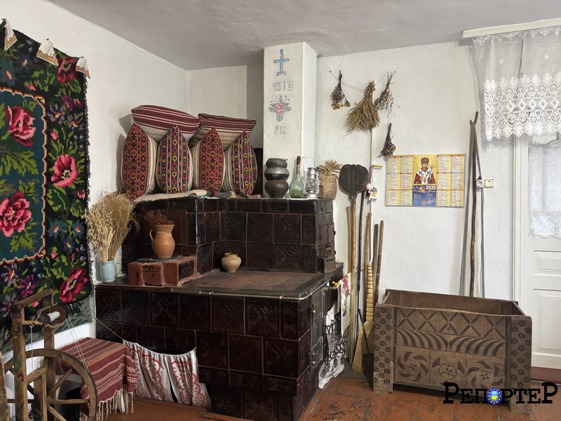 На Франківщині підліток заснував родинний музей і керує ансамблем "Жуківські бабусі" 2