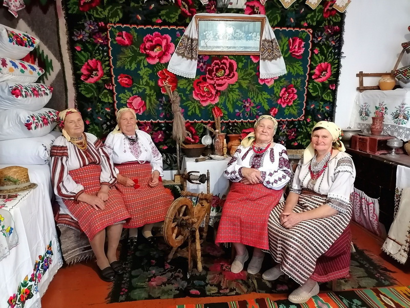 На Франківщині підліток заснував родинний музей і керує ансамблем "Жуківські бабусі" 3