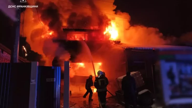 У Надвірній 35 рятувальників гасили пожежу