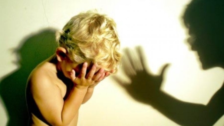 На Прикарпатті судитимуть посадовицю, яка три роки закривала очі на катування в прийомній родині