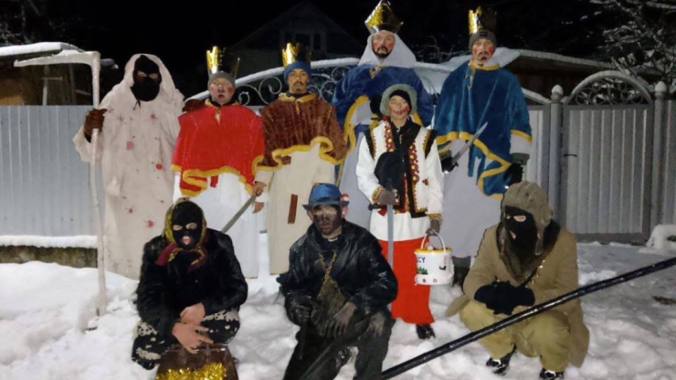 Молодіжний колядницький гурт з Обертина передав 35 тис. грн "Вовкам Да Вінчі"