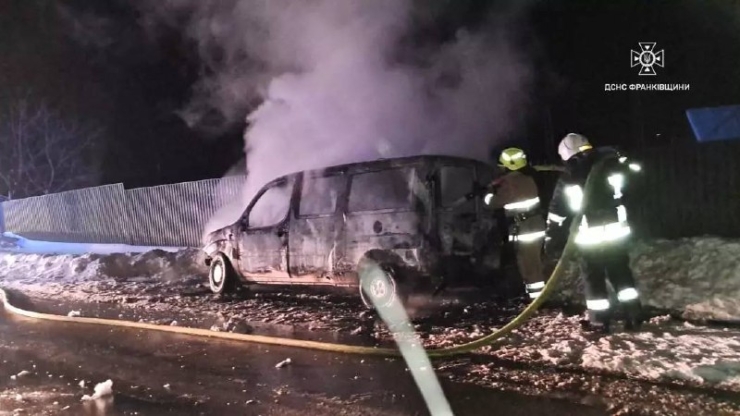 На Калущині під час пожежі авто травмувався 18-річний хлопець