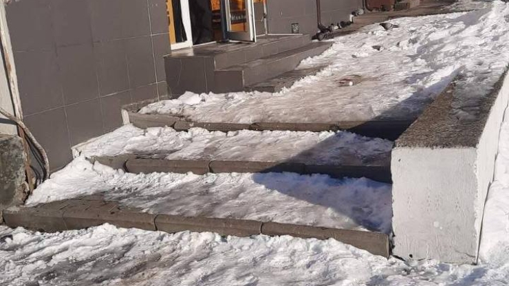 Калуських підприємців закликають терміново посипати прилеглі території