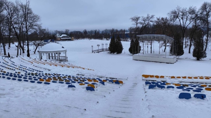 У калуському парку вандали виламали крісла в амфітеатрі, щоб покататися з гірки