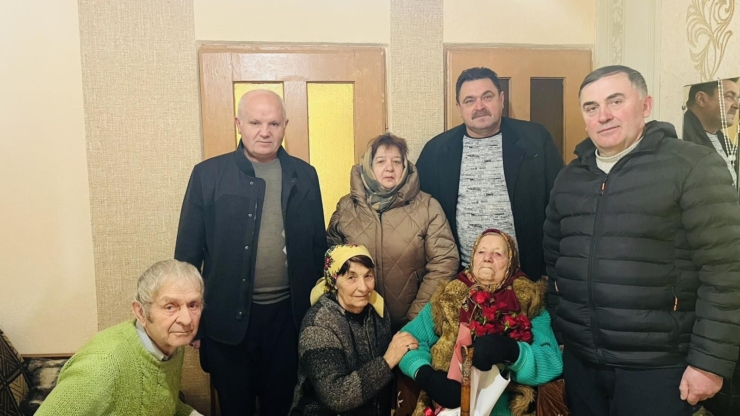 Прикарпатка заспівала для гостей на свою 103 річницю